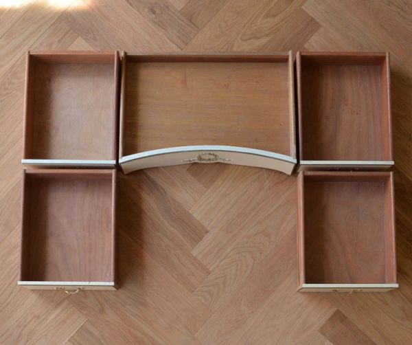 サイドバイサイド　アンティーク家具　アンティークのフレンチインテリア、ホワイト色の華やかな三面鏡ドレッサー。引き出しは全部で５杯です。(d-1116-f)