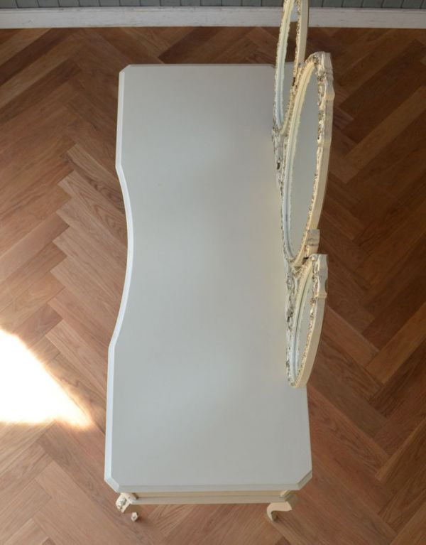 サイドバイサイド　アンティーク家具　アンティークのフレンチインテリア、ホワイト色の華やかな三面鏡ドレッサー。天板もキレイに塗装を仕上げました。(d-1116-f)