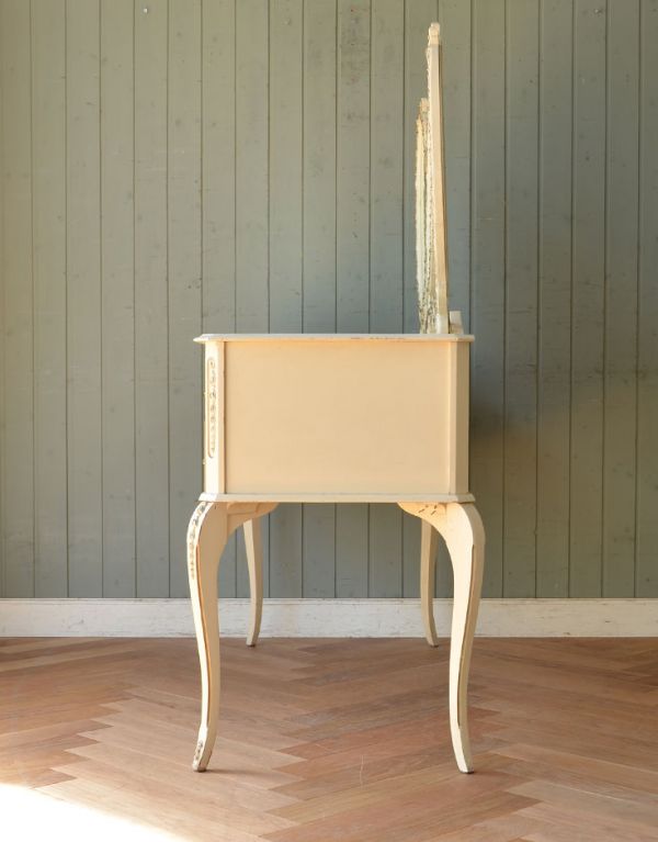 サイドバイサイド　アンティーク家具　アンティークのフレンチインテリア、ホワイト色の華やかな三面鏡ドレッサー。サイドもキレイにペイントされています。(d-1116-f)