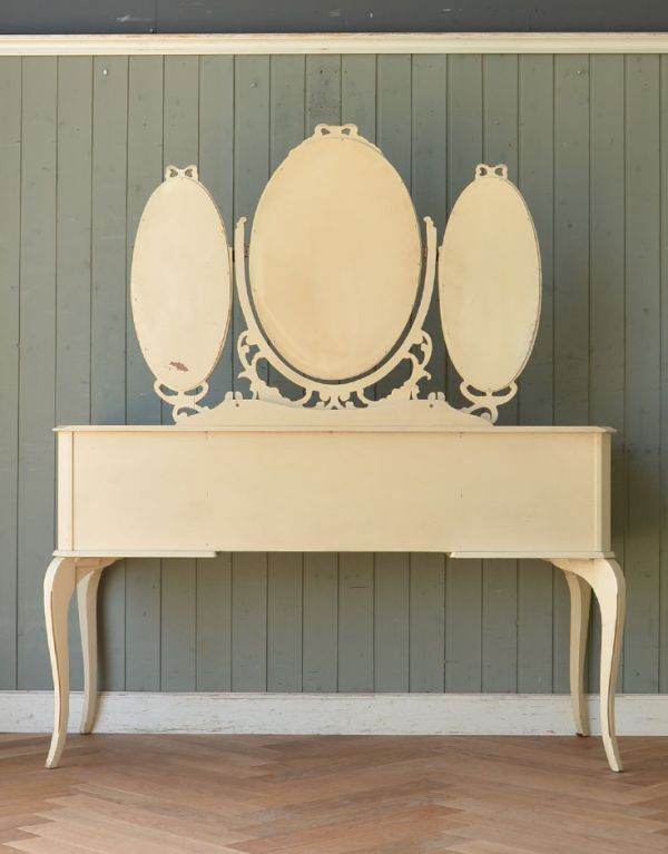サイドバイサイド　アンティーク家具　アンティークのフレンチインテリア、ホワイト色の華やかな三面鏡ドレッサー。裏側もキチンと仕上げているので、キレイな状態です。(d-1116-f)