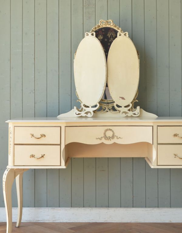 サイドバイサイド　アンティーク家具　アンティークのフレンチインテリア、ホワイト色の華やかな三面鏡ドレッサー。三面鏡は閉じることができるんです。(d-1116-f)