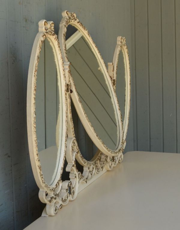 サイドバイサイド　アンティーク家具　アンティークのフレンチインテリア、ホワイト色の華やかな三面鏡ドレッサー。中央のミラーはこのように少し傾けることができます。(d-1116-f)