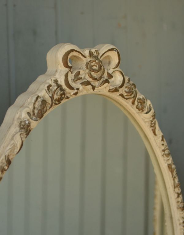 サイドバイサイド　アンティーク家具　アンティークのフレンチインテリア、ホワイト色の華やかな三面鏡ドレッサー。トップにはアンティークならではの繊細な装飾があります。(d-1116-f)