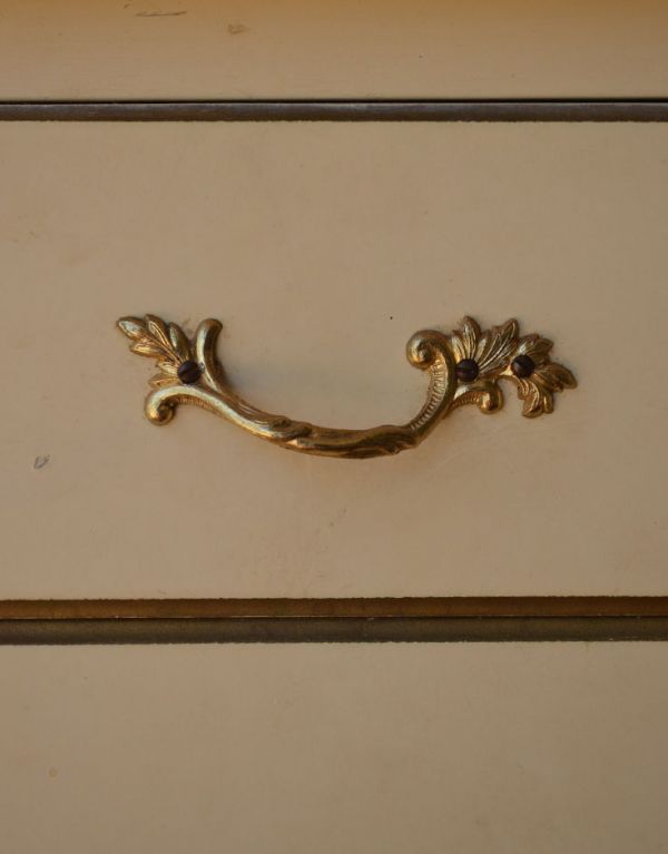 サイドバイサイド　アンティーク家具　アンティークのフレンチインテリア、ホワイト色の華やかな三面鏡ドレッサー。取っ手は蔦のような凝ったデザイン。(d-1116-f)