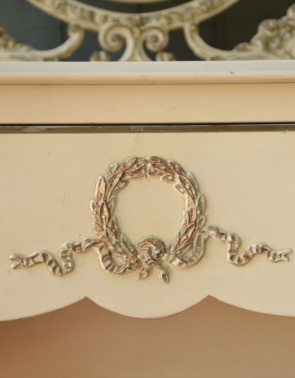 サイドバイサイド　アンティーク家具　アンティークのフレンチインテリア、ホワイト色の華やかな三面鏡ドレッサー。ドレッサーの正面にリースの彫が刻まれています。(d-1116-f)