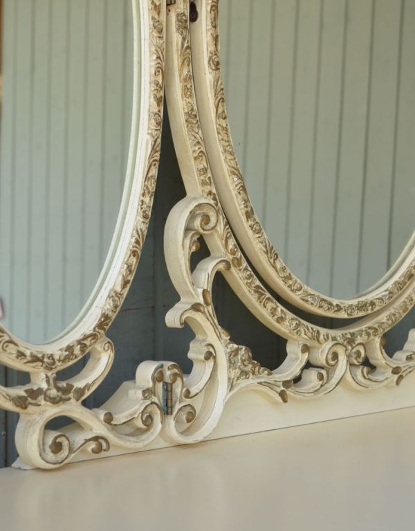 サイドバイサイド　アンティーク家具　アンティークのフレンチインテリア、ホワイト色の華やかな三面鏡ドレッサー。丁寧な彫りの仕上がりにうっとりしてしまいます。(d-1116-f)