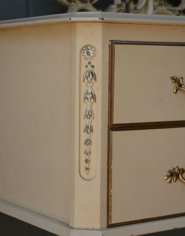 サイドバイサイド　アンティーク家具　アンティークのフレンチインテリア、ホワイト色の華やかな三面鏡ドレッサー。サイドにもこのように細やかな彫りが施されています。(d-1116-f)