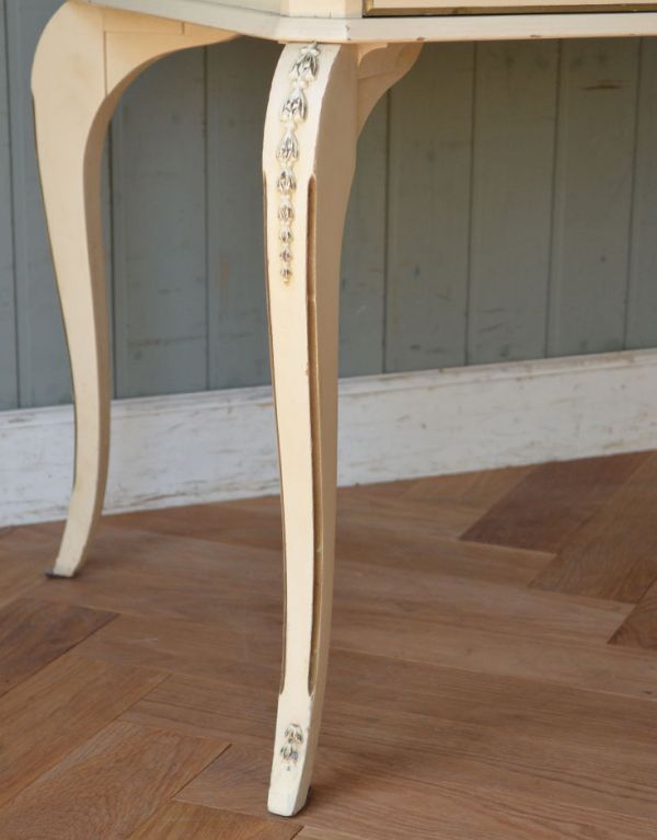 サイドバイサイド　アンティーク家具　アンティークのフレンチインテリア、ホワイト色の華やかな三面鏡ドレッサー。華奢で女性らしい猫脚が外国風の雰囲気を作ってくれます。(d-1116-f)