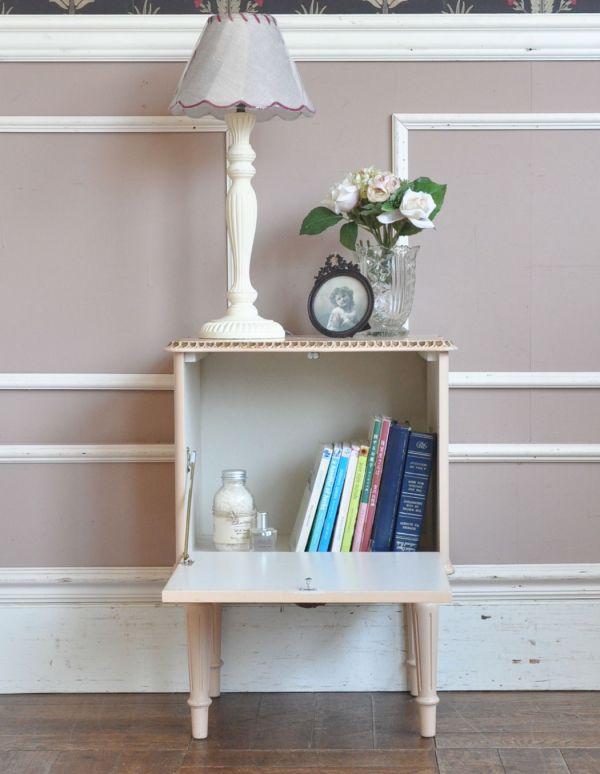 アンティークのキャビネット　アンティーク家具　フランスのアンティーク家具、コンパクトな可愛いベッドサイドキャビネット（ピンクベージュ）。中も美しい状態です。(d-1117-f)