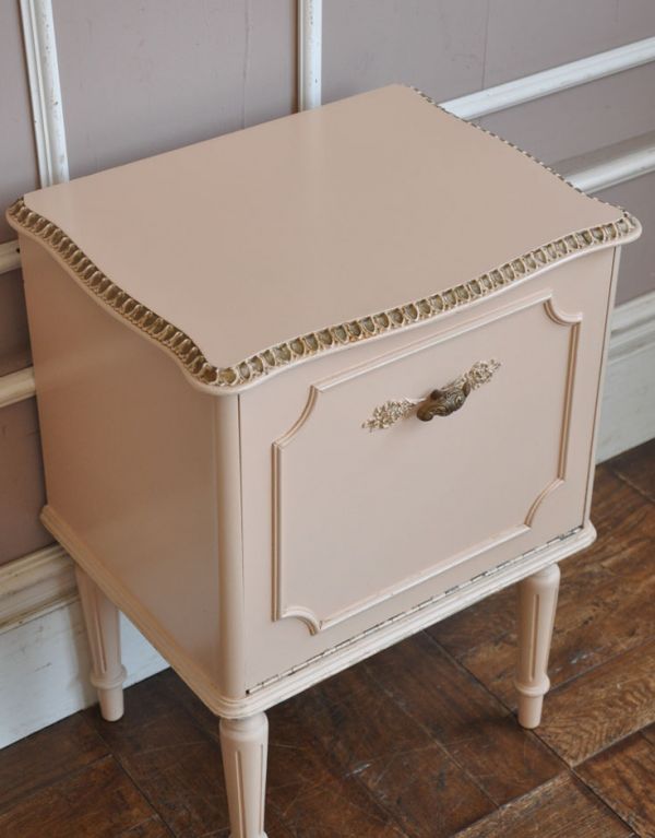 アンティークのキャビネット　アンティーク家具　フランスのアンティーク家具、コンパクトな可愛いベッドサイドキャビネット（ピンクベージュ）。天板はピカピカです。(d-1117-f)