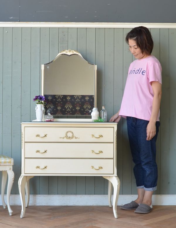 サイドバイサイド　アンティーク家具　ホワイトペイントのアンティークフレンチ家具、ガラス天板のドレッサー（ドレッシングチェスト）。華があって、ドールハウスにあるような可愛いデザイン。(d-1118-f)