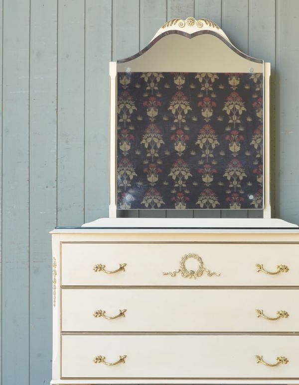 サイドバイサイド　アンティーク家具　ホワイトペイントのアンティークフレンチ家具、ガラス天板のドレッサー（ドレッシングチェスト）。引き出しが３杯あるので、細々したものを収納できます。(d-1118-f)