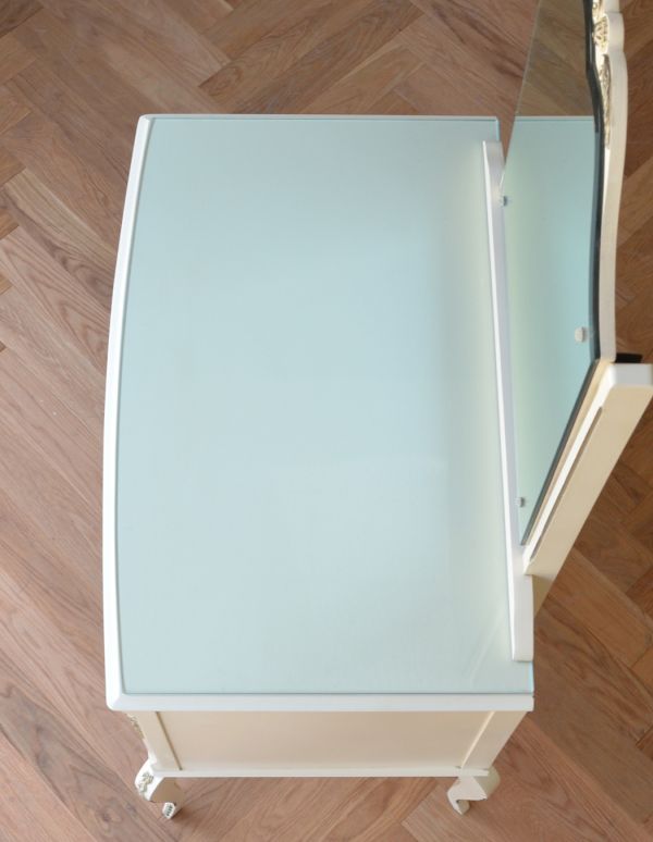 サイドバイサイド　アンティーク家具　ホワイトペイントのアンティークフレンチ家具、ガラス天板のドレッサー（ドレッシングチェスト）。天板はピカピカです。(d-1118-f)