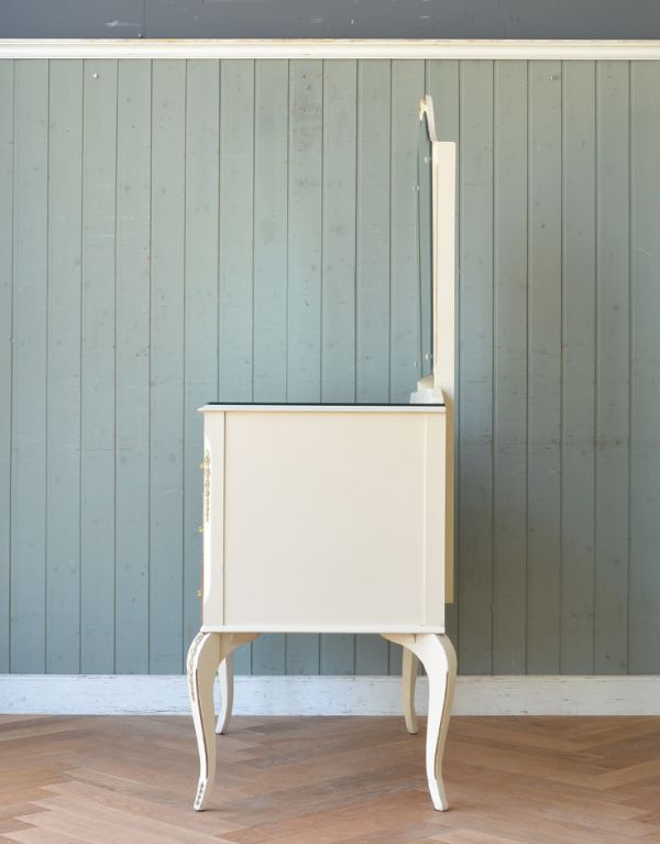 サイドバイサイド　アンティーク家具　ホワイトペイントのアンティークフレンチ家具、ガラス天板のドレッサー（ドレッシングチェスト）。サイドもキレイにペイントされています。(d-1118-f)