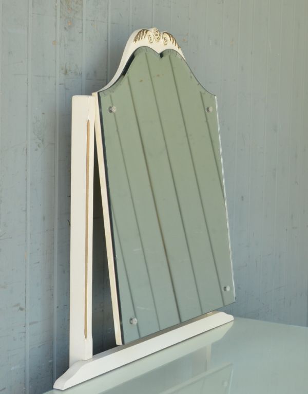 サイドバイサイド　アンティーク家具　ホワイトペイントのアンティークフレンチ家具、ガラス天板のドレッサー（ドレッシングチェスト）。大きな鏡はお部屋を広く見せる効果大。(d-1118-f)