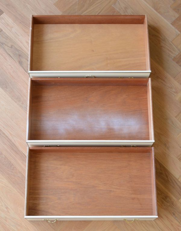 サイドバイサイド　アンティーク家具　ホワイトペイントのアンティークフレンチ家具、ガラス天板のドレッサー（ドレッシングチェスト）。引き出しは全部で３杯。(d-1118-f)