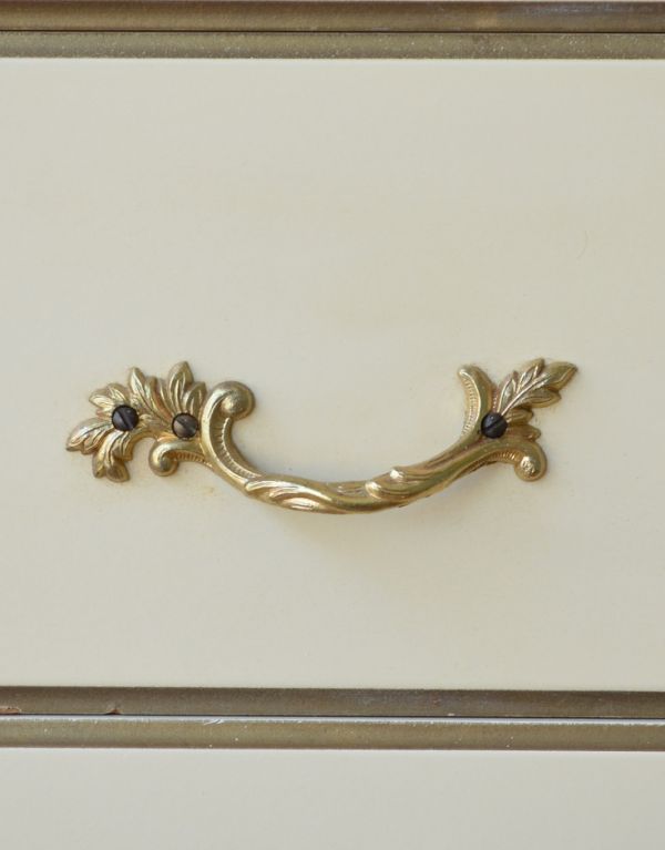 サイドバイサイド　アンティーク家具　ホワイトペイントのアンティークフレンチ家具、ガラス天板のドレッサー（ドレッシングチェスト）。引き出しの取っ手は蔦のような凝ったデザイン。(d-1118-f)