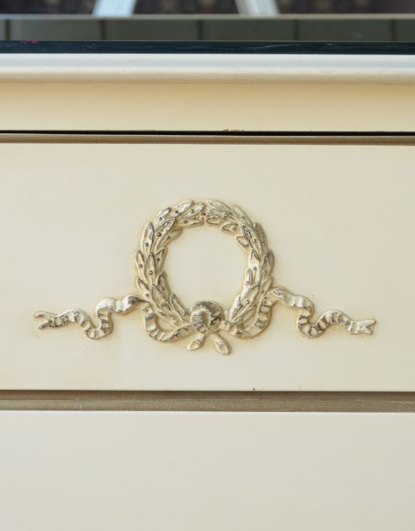 サイドバイサイド　アンティーク家具　ホワイトペイントのアンティークフレンチ家具、ガラス天板のドレッサー（ドレッシングチェスト）。フランスらしい凝った装飾がたっぷり！アンティークでしか表現できない風合いにうっとりしてしまいます。(d-1118-f)