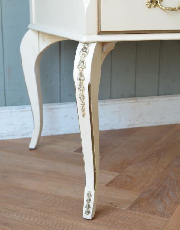 サイドバイサイド　アンティーク家具　ホワイトペイントのアンティークフレンチ家具、ガラス天板のドレッサー（ドレッシングチェスト）。美しい飾りが入っている脚です。(d-1118-f)