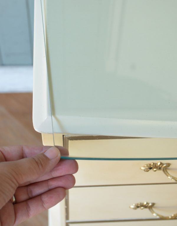 サイドバイサイド　アンティーク家具　ホワイトペイントのアンティークフレンチ家具、ガラス天板のドレッサー（ドレッシングチェスト）。天板にはガラス板が乗っています。(d-1118-f)