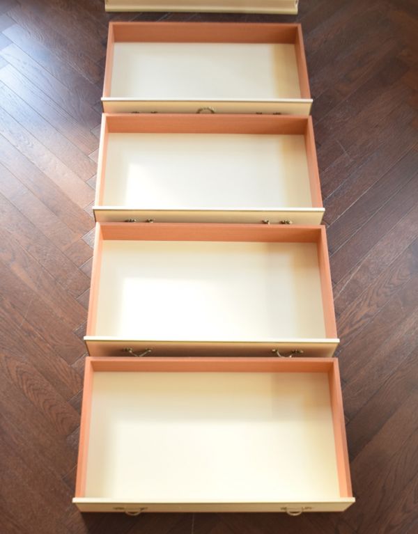 アンティークのチェスト　アンティーク家具　フランスのアンティーク家具、ホワイトペイントのカップボードチェスト（食器棚）。引き出しは全部で４杯。(d-1119-f)