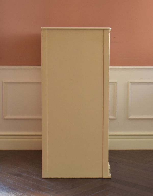 アンティークのチェスト　アンティーク家具　フランスのアンティーク家具、ホワイトペイントのカップボードチェスト（食器棚）。サイドから見てもキレイです。(d-1119-f)