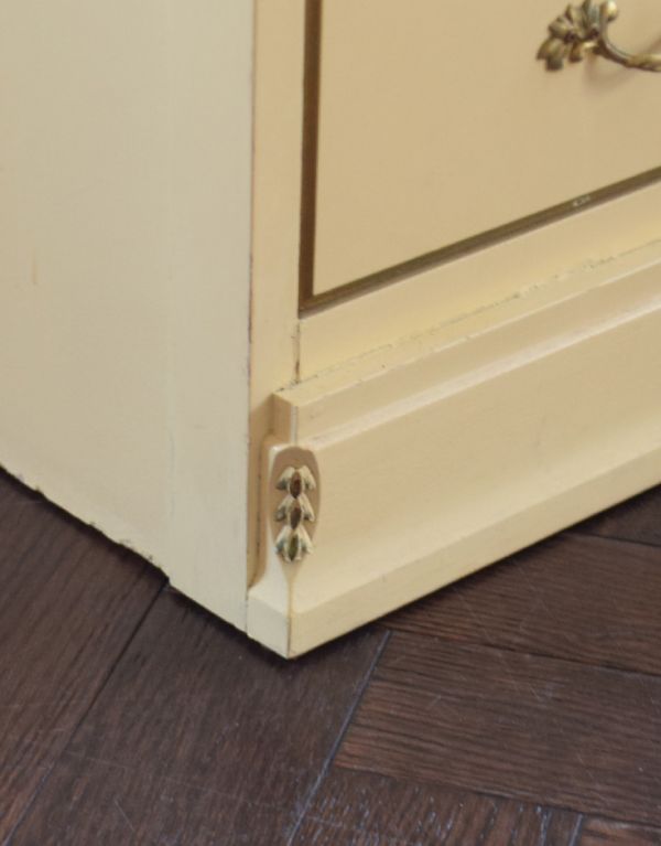 アンティークのチェスト　アンティーク家具　フランスのアンティーク家具、ホワイトペイントのカップボードチェスト（食器棚）。さりげなく飾りが入っている脚です。(d-1119-f)