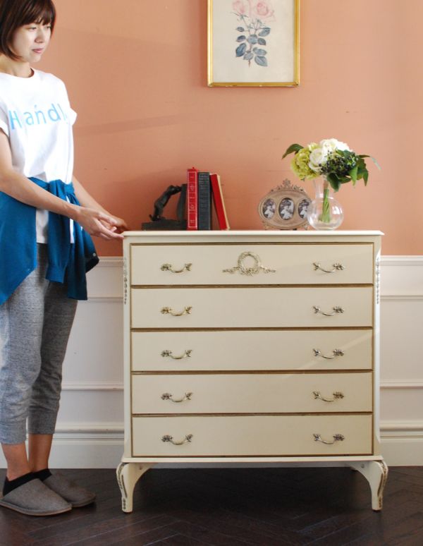 アンティークのチェスト　アンティーク家具　ペイントのフランスアンティーク家具、５段のフレンチチェスト。華があって、ドールハウスにあるような可愛いデザイン。(d-1120-f)