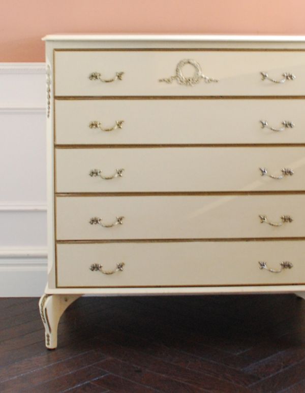 アンティークのチェスト　アンティーク家具　ペイントのフランスアンティーク家具、５段のフレンチチェスト。引き出しが５杯あるので、細々したものを収納できます。(d-1120-f)