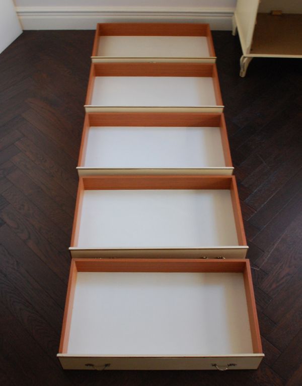 アンティークのチェスト　アンティーク家具　ペイントのフランスアンティーク家具、５段のフレンチチェスト。引き出しは５杯。(d-1120-f)