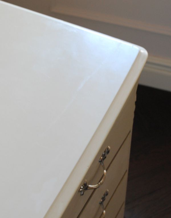 アンティークのチェスト　アンティーク家具　ペイントのフランスアンティーク家具、５段のフレンチチェスト。角もキレイな状態です。(d-1120-f)