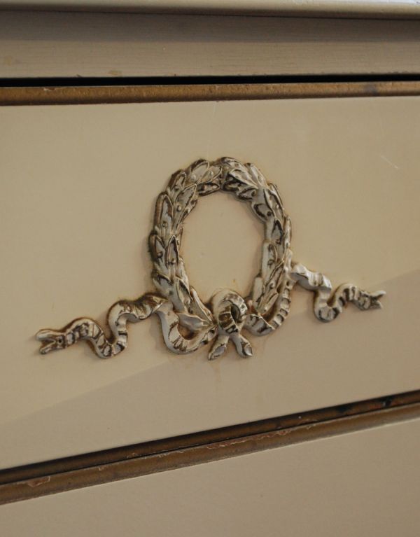 アンティークのチェスト　アンティーク家具　ペイントのフランスアンティーク家具、５段のフレンチチェスト。リボンの可愛い装飾がアクセントになっています。(d-1120-f)