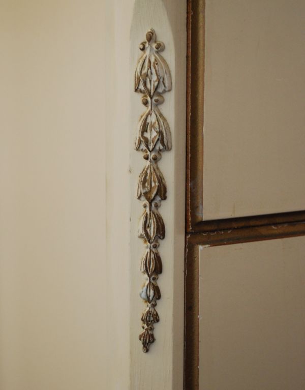 アンティークのチェスト　アンティーク家具　ペイントのフランスアンティーク家具、５段のフレンチチェスト。サイドにも可愛い飾り。(d-1120-f)