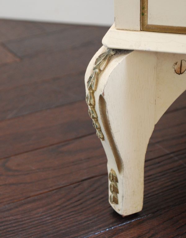 アンティークのチェスト　アンティーク家具　ペイントのフランスアンティーク家具、５段のフレンチチェスト。美しい飾りが入っている脚です。(d-1120-f)