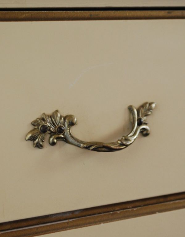 アンティークのチェスト　アンティーク家具　ペイントのフランスアンティーク家具、５段のフレンチチェスト。引き出しの取っ手は蔦のような凝ったデザイン。(d-1120-f)