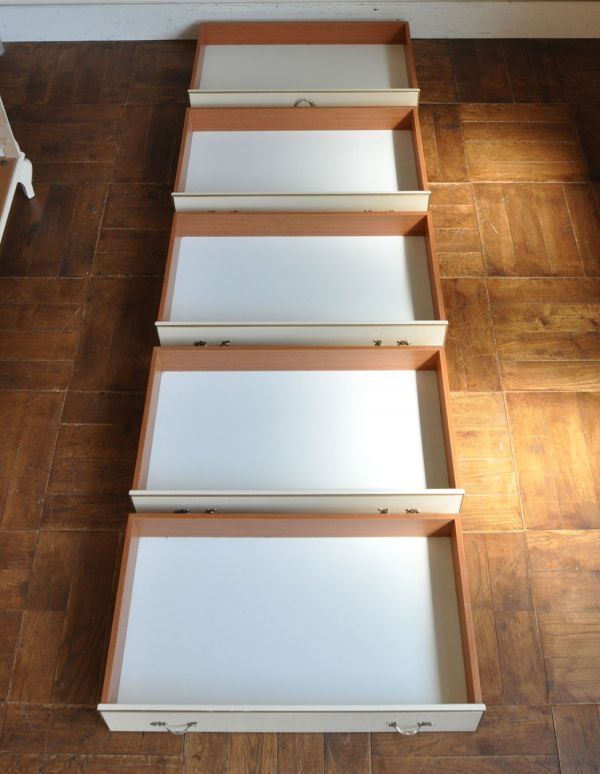 アンティークのチェスト　アンティーク家具　リボンの装飾が可愛いフランスアンティーク家具、５段のフレンチチェスト。引き出しは５杯。(d-1121-f)