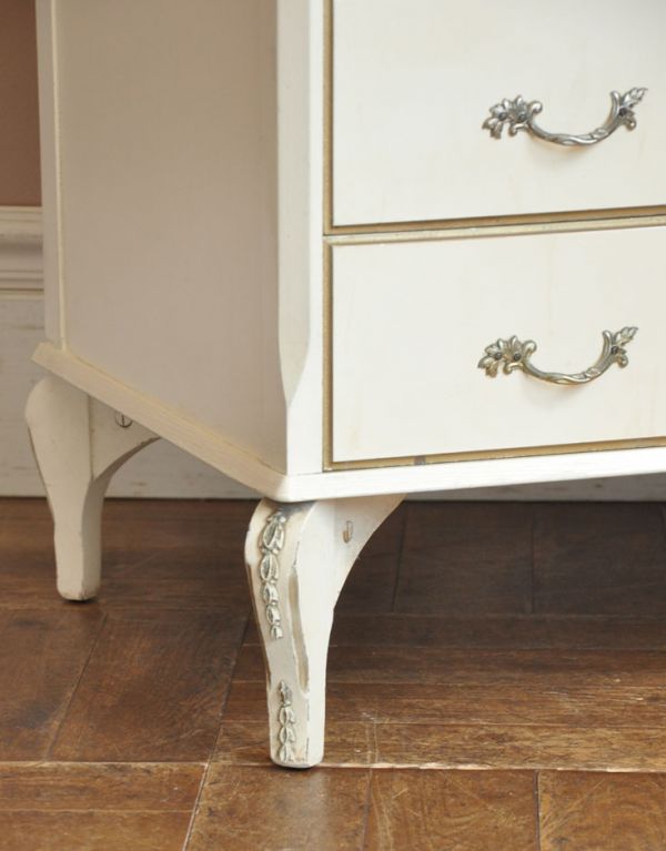 アンティークのチェスト　アンティーク家具　リボンの装飾が可愛いフランスアンティーク家具、５段のフレンチチェスト。美しい飾りが入っている脚です。(d-1121-f)