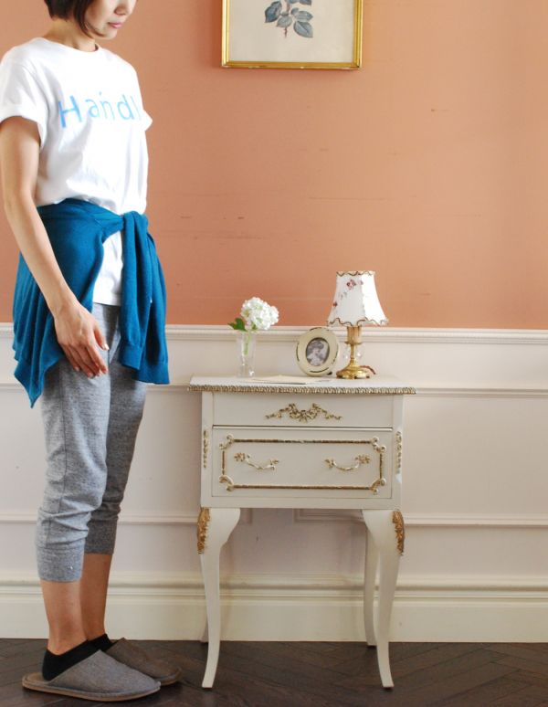 アンティークのチェスト　アンティーク家具　フランスのアンティークペイント家具、ベットサイドチェスト。とっても可愛いカップボード。(d-1122-f)