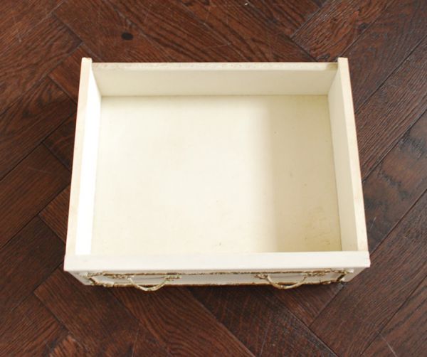 アンティークのチェスト　アンティーク家具　フランスのアンティークペイント家具、ベットサイドチェスト。中も修復してあるので、実用的になんでも入れて頂けます。(d-1122-f)