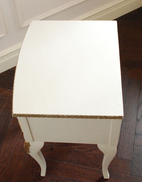 アンティークのチェスト　アンティーク家具　フランスのアンティークペイント家具、ベットサイドチェスト。天板はピカピカです。(d-1122-f)