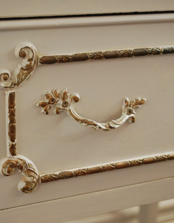 アンティークのチェスト　アンティーク家具　フランスのアンティークペイント家具、ベットサイドチェスト。引き出しの取っ手は蔦のような凝ったデザイン。(d-1122-f)