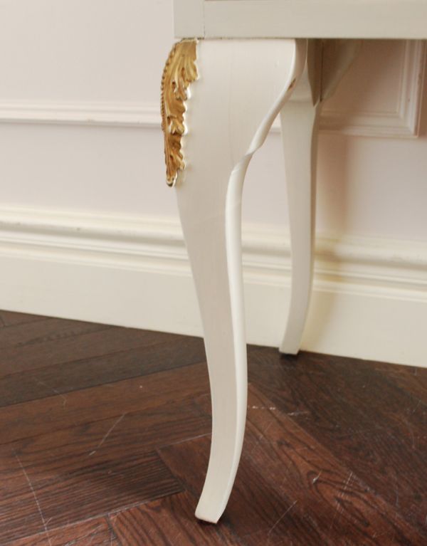 アンティークのチェスト　アンティーク家具　フランスのアンティークペイント家具、ベットサイドチェスト。美しい飾りが入っている脚です。(d-1122-f)