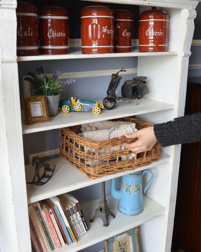 アンティークのフレンチスタイルの家具、ホワイト色のブックケース