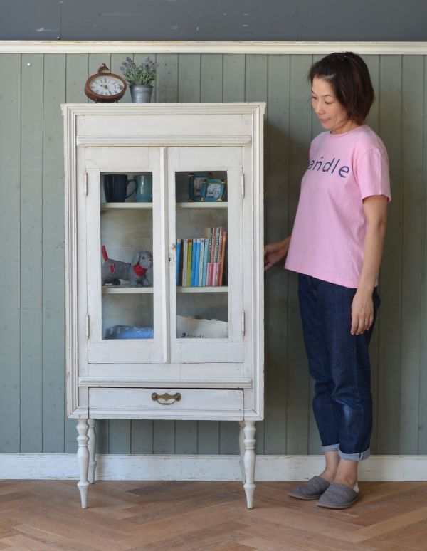 アンティークのキャビネット　アンティーク家具　フランスの美しいアンティーク家具、脚が長いガラスキャビネット。リビングで実用的に使えます。(d-1124-f)