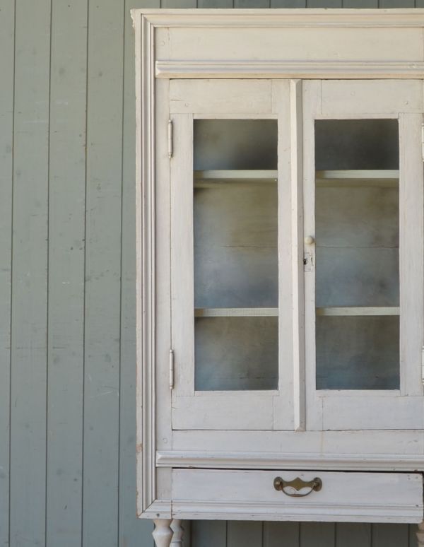 アンティークのキャビネット　アンティーク家具　フランスの美しいアンティーク家具、脚が長いガラスキャビネット。貴重なアンティークのガラスが残っていました。(d-1124-f)