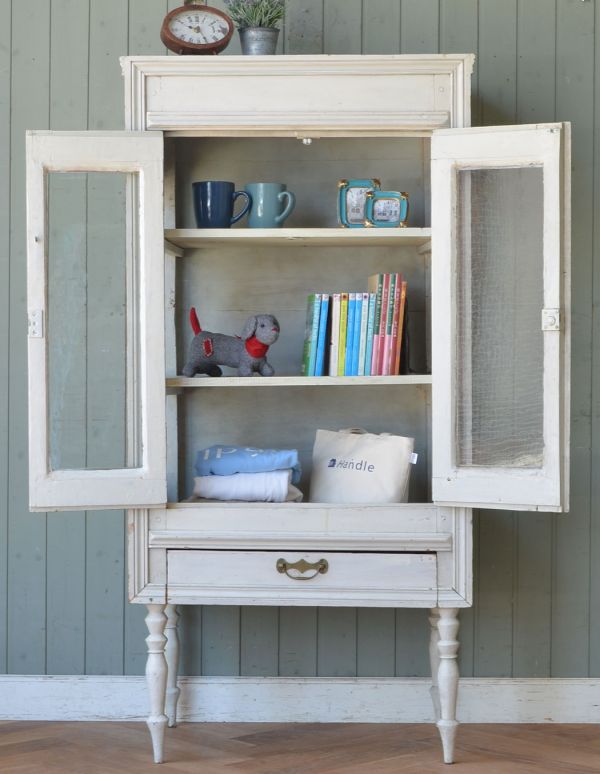 アンティークのキャビネット　アンティーク家具　フランスの美しいアンティーク家具、脚が長いガラスキャビネット。見た目の美しさはモチロン、しっかり収納力もある優れたキャビネットです。(d-1124-f)