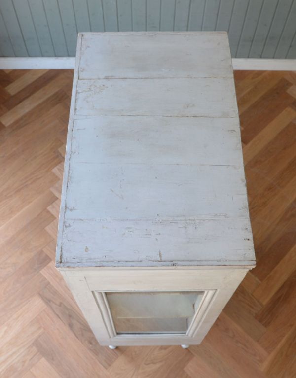 アンティークのキャビネット　アンティーク家具　フランスの美しいアンティーク家具、脚が長いガラスキャビネット。天板もキレイに仕上げました。(d-1124-f)