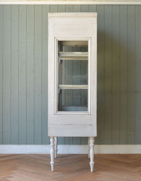 アンティークのキャビネット　アンティーク家具　フランスの美しいアンティーク家具、脚が長いガラスキャビネット。サイドもきれいにペイントされています。(d-1124-f)