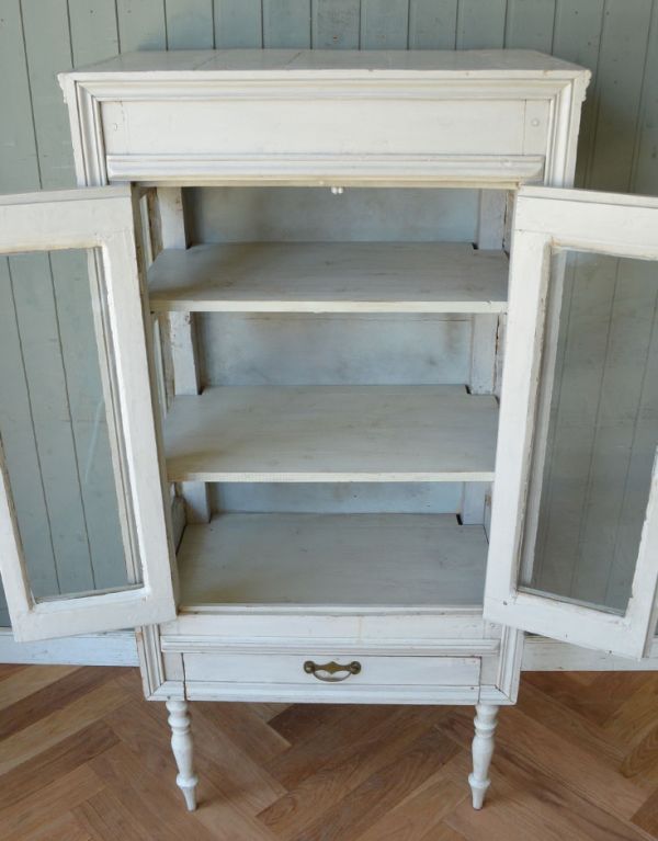 アンティークのキャビネット　アンティーク家具　フランスの美しいアンティーク家具、脚が長いガラスキャビネット。内側はキレイな状態です。(d-1124-f)