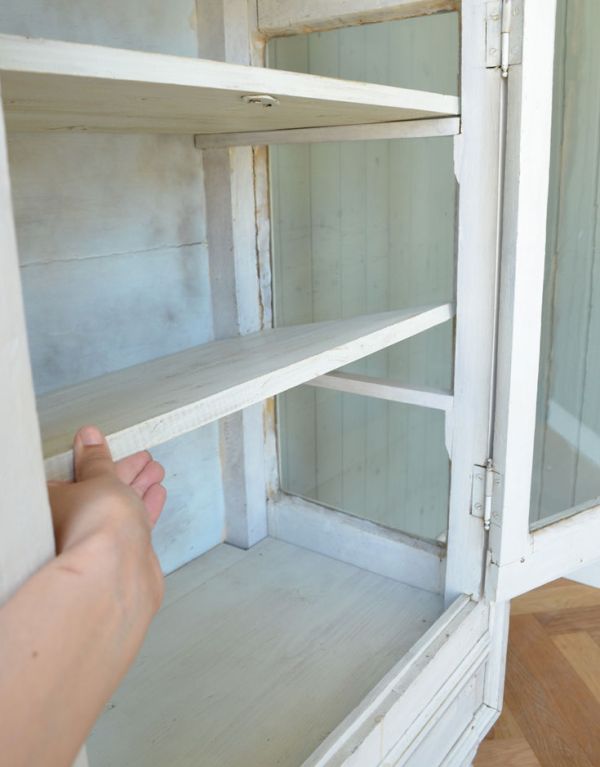 アンティークのキャビネット　アンティーク家具　フランスの美しいアンティーク家具、脚が長いガラスキャビネット。棚板があるので、整理整頓がしやすいですよ。(d-1124-f)